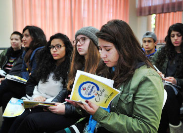 Estudantes acompanham Aulão do ENEM pelo telão