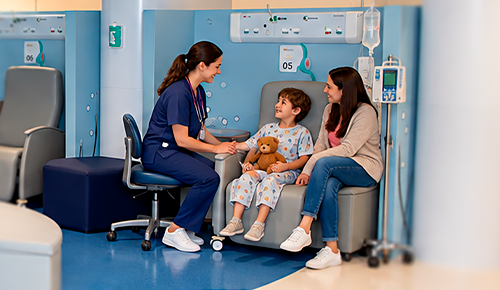 Enfermeira atendendo criança e mãe em hospital