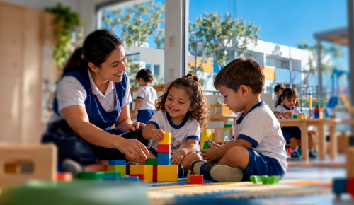 Professora brincando com crianças em creche