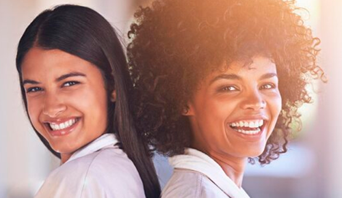 Duas mulheres sorrindo
