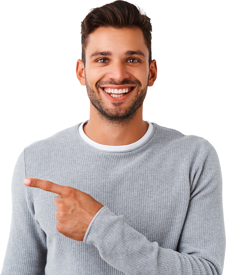 Rapaz sorrindo apontando para os cards